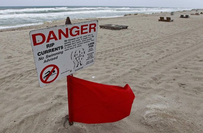 A red flag flies after lifeguards closed the area for swimming because of dangerous rip currents, as winds from Hurricane Sandy began to affect weather in Deerfield Beach, Florida October 25, 2012. REUTERS/Joe Skipper (UNITED STATES - Tags: ENVIRONMENT) Published: Říj. 25, 2012, 4:42 odp.