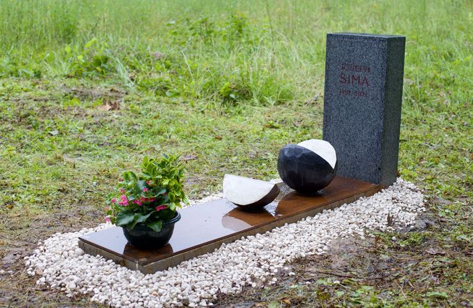 Hrob Josefa Šímy nově doplňuje objekt sochaře Vladimíra Škody.
