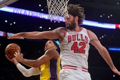 Basketbalisté Los Angeles Lakers otočili v NBA díky skvělému závěru utkání s Chicagem