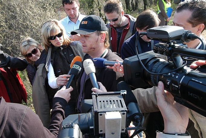 Řidič na snímku se zachránil útěkem do vagónu a vyváznul jen se šrámy a modřinami. Během vysetřování se novinářů sice nestranil, ale jméno prozradit nechtěl. Jeho kolega, který nehodu zřejmě zavinil, je stále v péči lékařů.