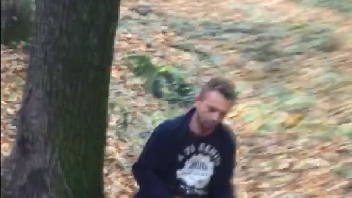 Video: Pražští policisté pátrají po muži, který opakovaně onanoval na veřejnosti