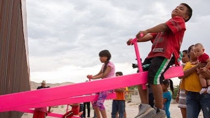Americké a mexické děti si mohou hrát společně. Umělci do migrantské zdi instalovali houpačky