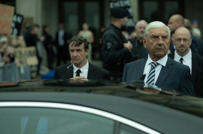 Miroslav Donutil jako prezident Viktor Toman v minisérii Moloch.