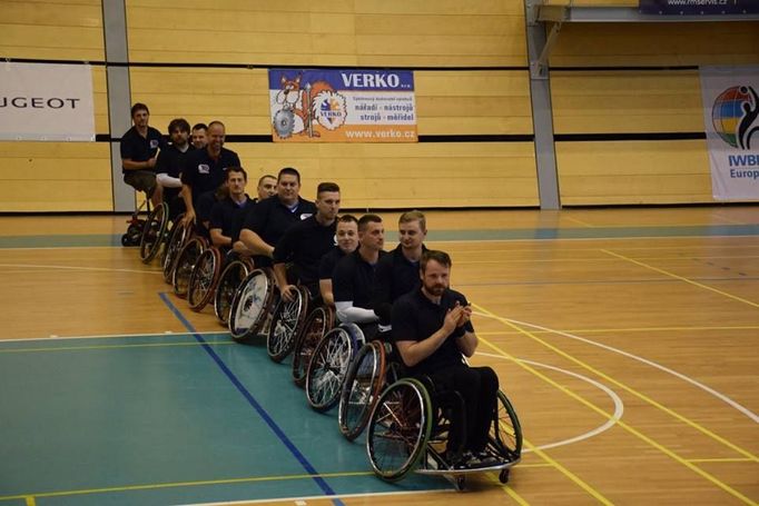 Český reprezentační výběr basketbalistů na vozíku při slavnostním zahájení mistrovství Evropy mužů skupiny C v Brně.