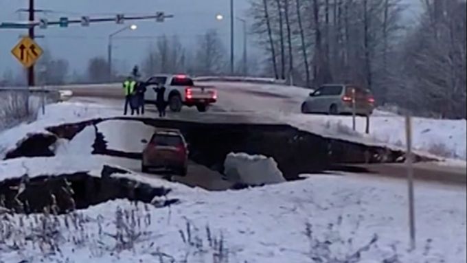 Zemětřesení na Aljašce: Padaly mosty, lidé se schovávali