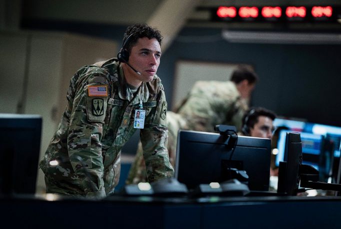 Anthony Ramos ve filmu Dům plný dynamitu.