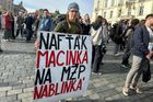 Nafťáka Macinku nechceme. Stovky lidí se sešly na demonstraci proti Motoristům