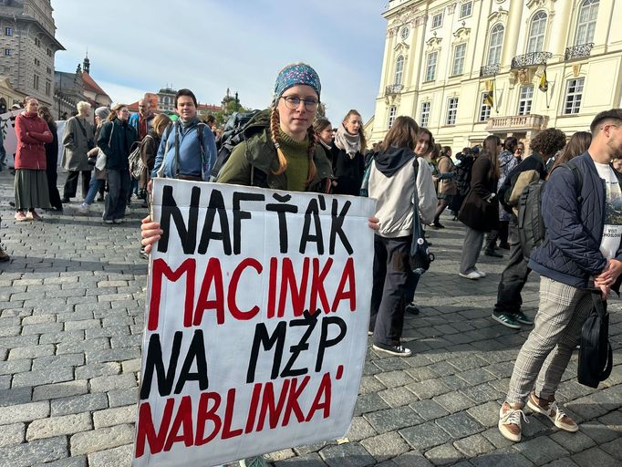 Demonstrace proti Petru Macinkovi jako možnému ministru životního prostředí na Hradčanském náměstí.