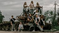 Senyk ze snímků udělal nejen album pro studenty, ale také je chce vystavit a prodávat. Výtěžek chce poslat ukrajinské armádě.