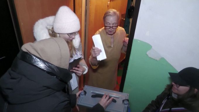 Volby v Doněcku: "Budu mít ráda všechny lidi, kteří budou volit Putina," říká jedna z obyvatelek.