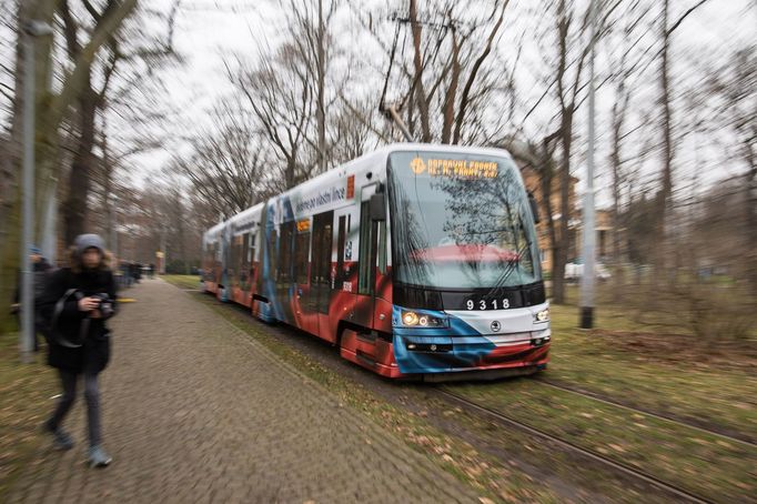 Vyzdobená tramvaj k třicátému výročí zvolení Václava Havla prezidentem.