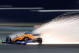 Lando Norris a sprška jisker od McLarenu při závodě v Kataru.