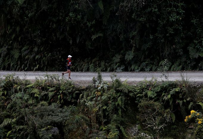 Cestu v roce 1995 pokřtili na Nejnebezpečnější silnici světa, je dlouhá cca 60 km a je místem, kde v minulosti každoročně tragicky zakončily svůj život až 3 stovky lidí.