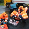 Auto skončilo pod návěsem kamionu