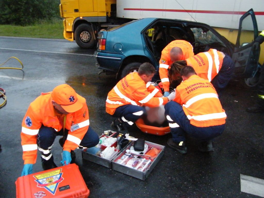 Auto skončilo pod návěsem kamionu