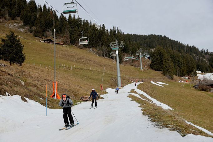 Alpské skiareály nemají kvůli vysokým teplotám dostatek sněhu.