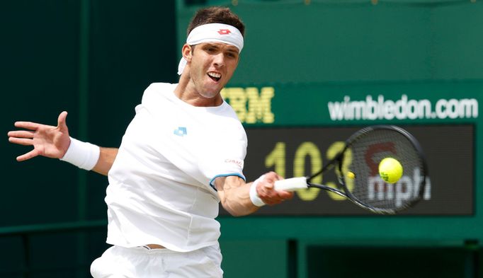 Jiří Veselý na Wimbledonu při zápase s Monfilsem