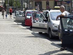 Taxikáři čekali zisk. Lidé zůstali doma