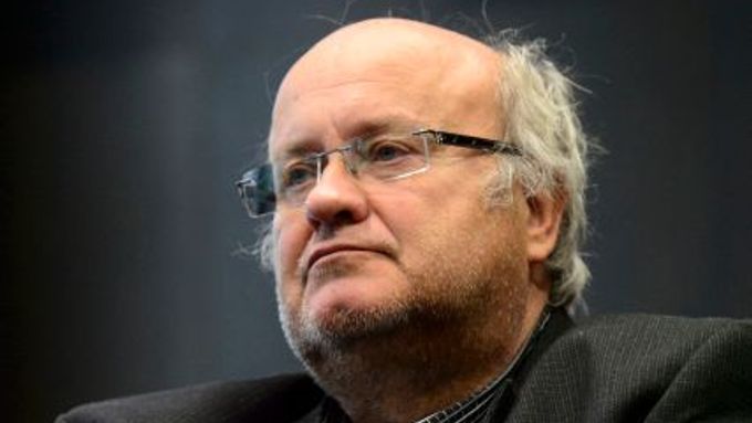 Soudce Ondřej Havlín, v roce 2012 mu zaplatil oslavu narozenin jeho přítel Jan Harangozzo.