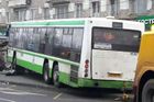 Autobus vjel do zastávky v Moskvě, tři lidé utrpěli zranění. Podle policie šlo o nehodu