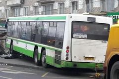 Autobus vjel do zastávky v Moskvě, tři lidé utrpěli zranění. Podle policie šlo o nehodu