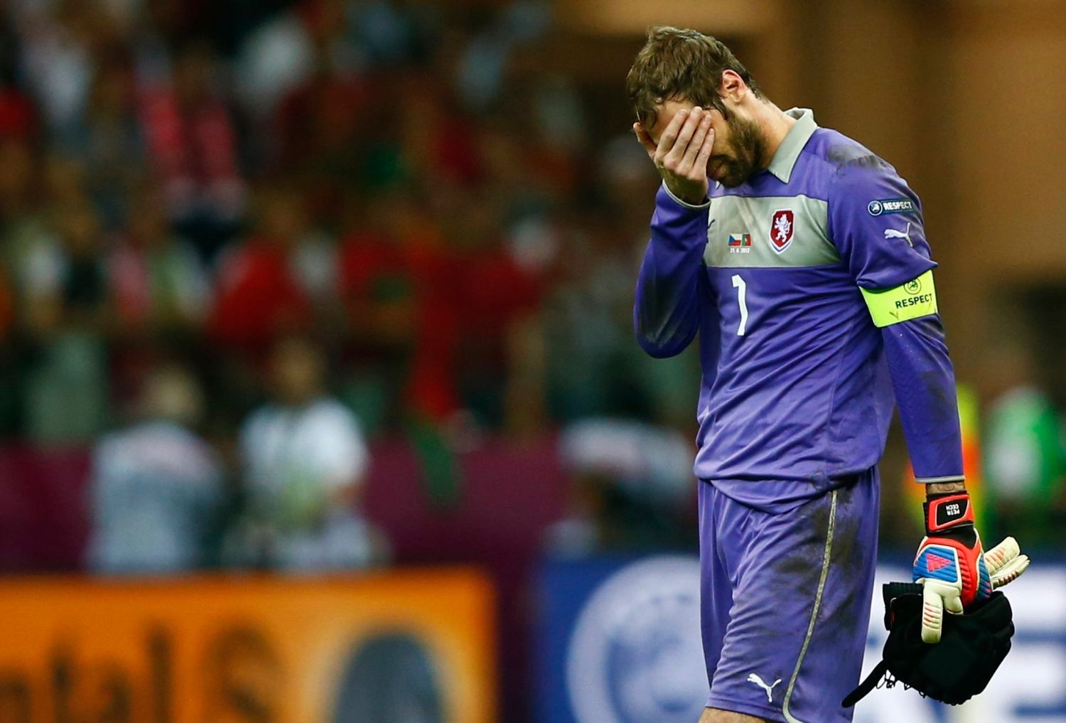 Petr Čech smutní po prohraném utkání Česko - Portugalsko ve čtvrtfinále Eura 2012.