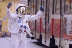 Video: V centru Brna přistál astronaut. Svezl se šalinou a zdravil se s lidmi na ulici