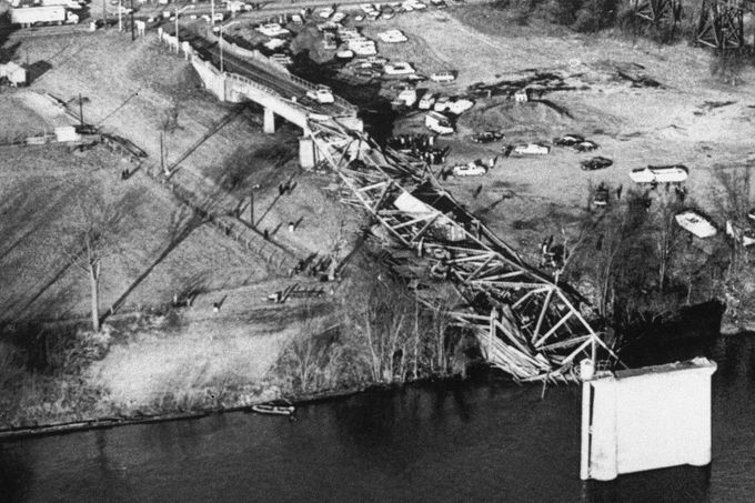 Fotografie z 15. 12. 1967 pořízená po zřícení mostu Silver Bridge u Point Pleasant v Západní Virginii v USA.