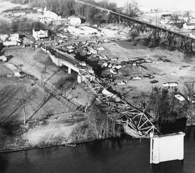 Fotografie z 15. 12. 1967 pořízená po zřícení mostu Silver Bridge u Point Pleasant v Západní Virginii v USA.