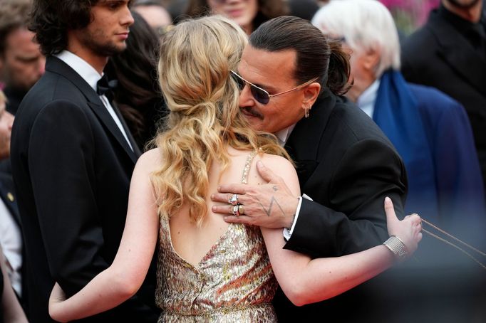 Johnny Depp se zdraví s herečkou Pauline Pollmann.