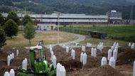 Na Potokarském hřbitově nedaleko Srebrenice se dlouho chystali na hromadný pohřeb 520 lidí, jejichž ostatky se v uplynulém roce podařilo identifikovat.