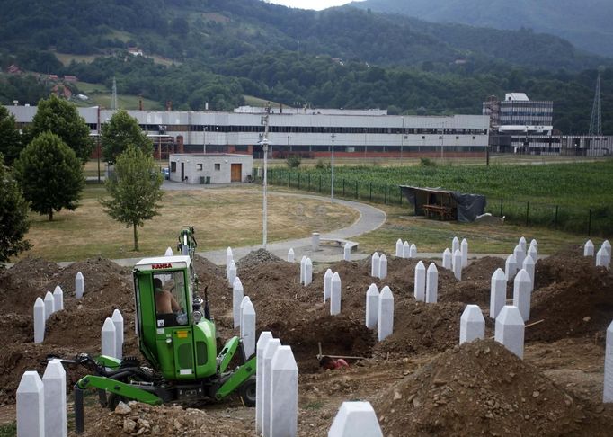 A memorial center is seen in Potocari near Srebrenica, July 6, 2012. During the war, Bosnian Serb forces commanded by General Ratko Mladic killed up to 8000 Muslim men and boys in the Srebrenica area. Bosnian Serb army commander Mladic, who personally witnessed the capture of Srebrenica, was arrested in Serbia in May 2011 after 16 years on the run. He is accused of genocide for orchestrating the massacre and for his role in the siege of Bosnia's capital Sarajevo. Some 520 recently discovered Bosnian Muslim victims' remains from the Srebrenica massacre will be buried on July 11 at the Memorial center in Potocari. The International Commission for Missing Persons has so far identified more than 7,000 Srebrenica victims. Picture taken July 6, 2012. REUTERS/Dado Ruvic (BOSNIA AND HERZEGOVINA - Tags: CIVIL UNREST CITYSPACE CRIME LAW) Published: Čec. 9, 2012, 5:15 odp.