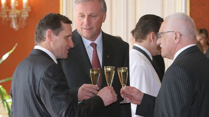 Přípitek Jiřího Čunka, staronového ministra pro místní rozvoj s prezidentem a premiérem