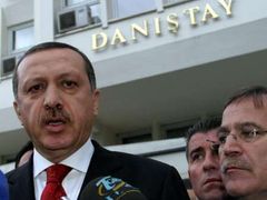Turecký premiér Erdogan středeční útok v soudní síni odsoudil.