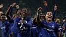 Fotbalisté Chelsea oslavují triumf v Konferenční lize.