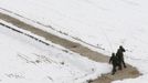 South Korean soldiers march during their military drills near the demilitarized zone separating North Korea from South Korea, in Paju, north of Seoul February 12, 2013. North Korea conducted its third nuclear test on Tuesday in defiance of U.N. resolutions, angering the United States and Japan and likely to infuriate its only major ally, China, and increase penalties against Pyongyang. REUTERS/Lee Jae-Won (SOUTH KOREA - Tags: MILITARY POLITICS) Published: Úno. 12, 2013, 7:44 dop.