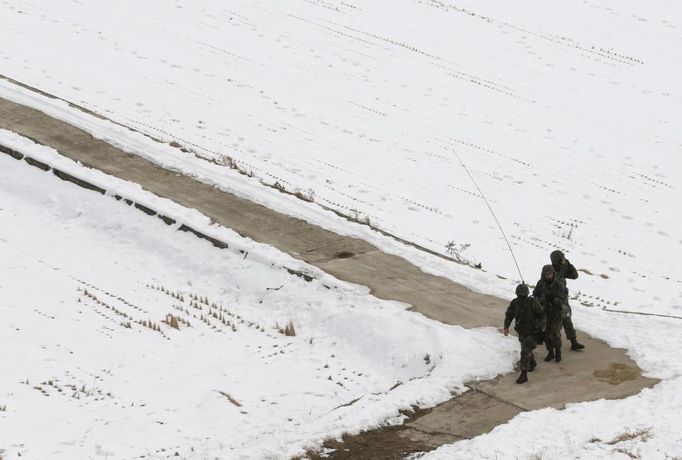 South Korean soldiers march during their military drills near the demilitarized zone separating North Korea from South Korea, in Paju, north of Seoul February 12, 2013. North Korea conducted its third nuclear test on Tuesday in defiance of U.N. resolutions, angering the United States and Japan and likely to infuriate its only major ally, China, and increase penalties against Pyongyang. REUTERS/Lee Jae-Won (SOUTH KOREA - Tags: MILITARY POLITICS) Published: Úno. 12, 2013, 7:44 dop.