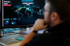 Hlídat kyberprostor chtějí i vojenští zpravodajci. Souhlas k zásahu by dával Metnar