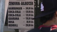 Ceník u stánku s občerstvením pro migranty v srbském městě Kanjiža.