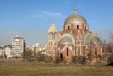 Hned vedle knihovny stojí na pusté pláni v centru Prištiny tento nedokončený pravoslavný chrám. Bůh ví, jaký bude jeho osud.