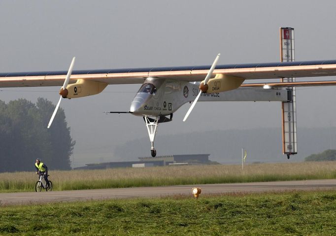 A Solar Impulse aircraft takes off at Payerne airport May 24, 2012. The Solar Impulse HB-SIA prototype aircraft, which has 12,000 solar cells built into its 64.3 metres (193 feet) wings, attempted its first intercontinental flight from Payerne to Rabat in Morocco with a few days for a technical stop and a change of pilot in Madrid. This flight will act as a final rehearsal for the 2014 round-the-world flight. REUTERS/Denis Balibouse (SWITZERLAND - Tags: TRANSPORT SCIENCE TECHNOLOGY SOCIETY) Published: Kvě. 24, 2012, 7:20 dop.