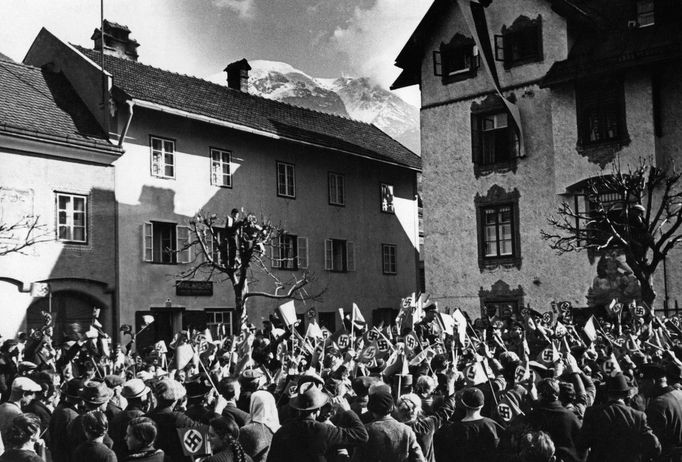 Německý wehrmacht je nadšeně přijímán civilním obyvatelstvem Rakouska. Lokace neuvedena, rok 1938.