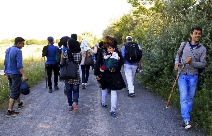 Afghánští uprchlíci ilegálně přecházejí hranice ze Srbska do Maďarska.