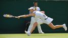 Jekatěrina Makarovová v zápase s Petrou Kvitovou na Wimbledonu 2013