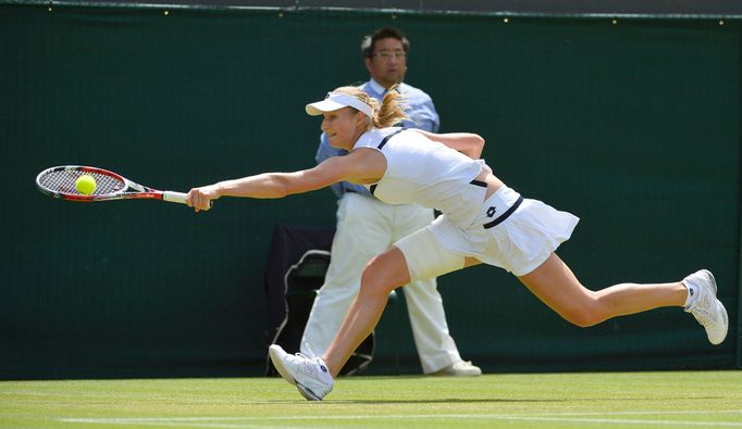 Jekatěrina Makarovová v zápase s Petrou Kvitovou na Wimbledonu 2013