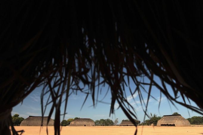 A view of the Yawalapiti village is seen before the start of this year's 'quarup,' a ritual held over several days to honour in death a person of great importance to them, in the Xingu National Park, Mato Grosso State, August 15, 2012. This year the Yawalapiti tribe honoured two people - a Yawalapiti Indian who they consider a great leader, and Darcy Ribeiro, a well-known author, anthropologist and politician known for focusing on the relationship between native peoples and education in Brazil. Picture taken August 15, 2012. REUTERS/Ueslei Marcelino (BRAZIL - Tags: SOCIETY ENVIRONMENT) FOR EDITORIAL USE ONLY. NOT FOR SALE FOR MARKETING OR ADVERTISING CAMPAIGNS. ATTENTION EDITORS - PICTURE 24 OF 37 FOR THE PACKAGE 'THE YAWALAPITI QUARUP RITUAL' Published: Srp. 29, 2012, 10:21 dop.