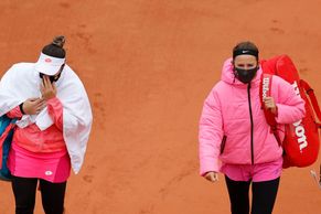 Tohle je tenis v péřovce. Grandslamové počasí v Paříži zchladilo i největší hvězdy