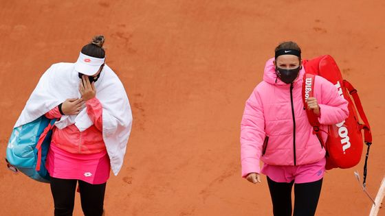 Tohle je tenis v péřovce. Grandslamové počasí v Paříži zchladilo i největší hvězdy