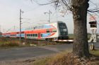 Ve směru na Benešov stály na okraji Prahy vlaky, v kolejišti odpoledne zemřela žena