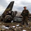 Ozbrojená stráž u sestřeleného letadla Il-76 ukrajinské armády. Trosky hlídá separatista.